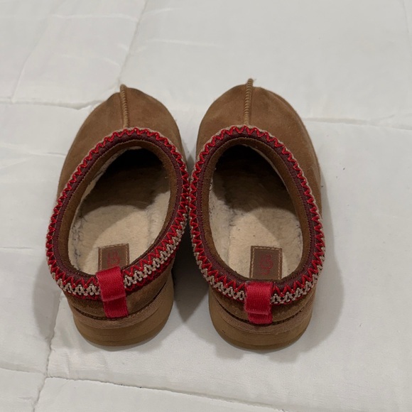 UGG Kids Tan Slippers with Red Trim - Picture 3 of 4